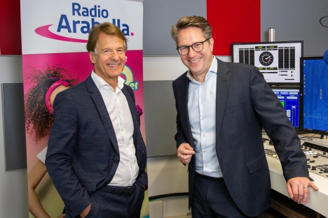 Radio Arabella: Roland Schindzielorz (links) bergibt das GF-Amt an Till Coenen - Foto: Radio Arabella
